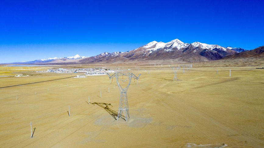 位于海拔4700多米的阿里聯(lián)網(wǎng)工程霍爾變電站。