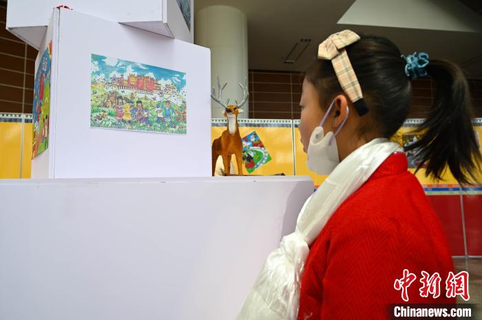 圖為學(xué)生參觀繪畫展?！≮w朗 攝