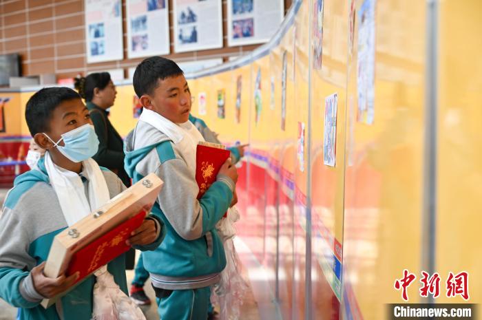 圖為學(xué)生參觀繪畫展。　趙朗 攝