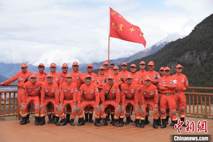 合影留念?！∥骼@拉翁 攝