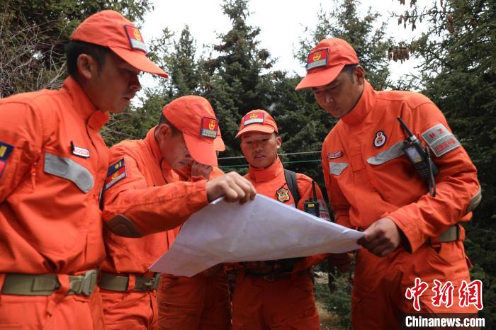 指戰(zhàn)員正在進(jìn)行地形勘察?！∥骼@拉翁 攝