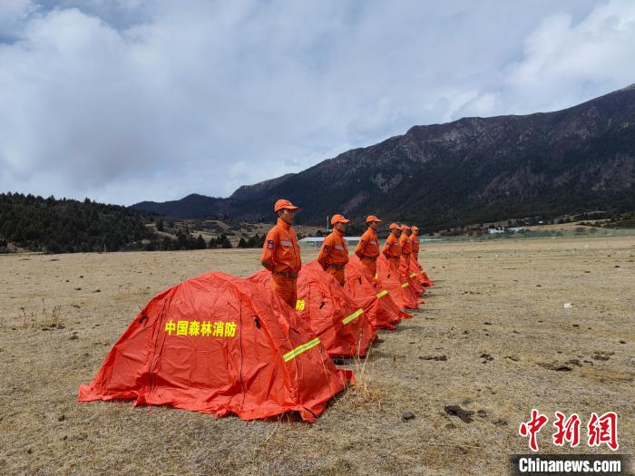 正在進(jìn)行帳篷搭設(shè)?！∥骼@拉翁 攝