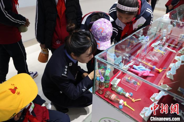 圖為亞東邊檢站民警為駐地小學(xué)生開展禁毒教育?！『?攝