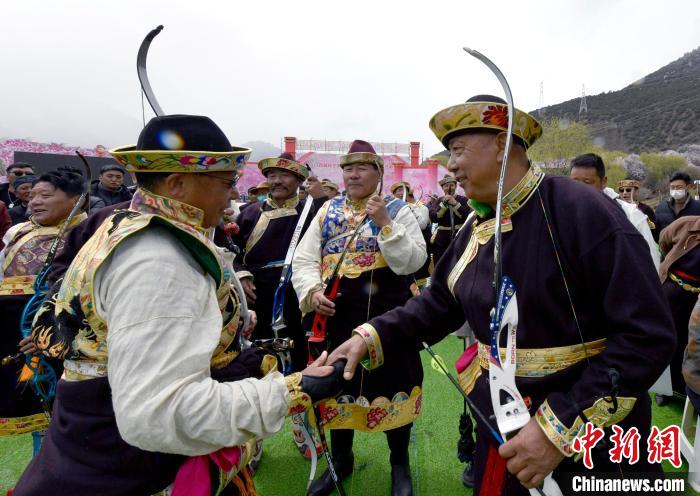 3月28日，選手射中靶心后慶祝?！±盍?攝
