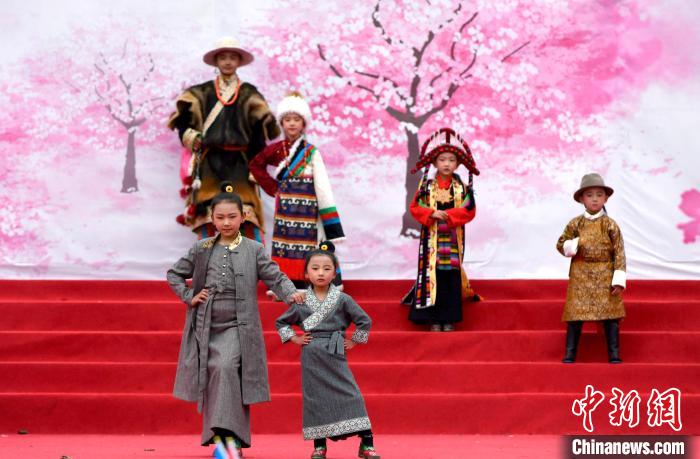 3月28日，西藏林芝第二十屆桃花旅游文化節(jié)開幕式上的文藝表演。　李林 攝