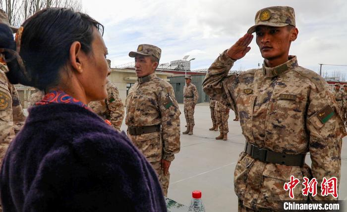圖為列兵扎西加央向母親敬禮?！詵| 攝