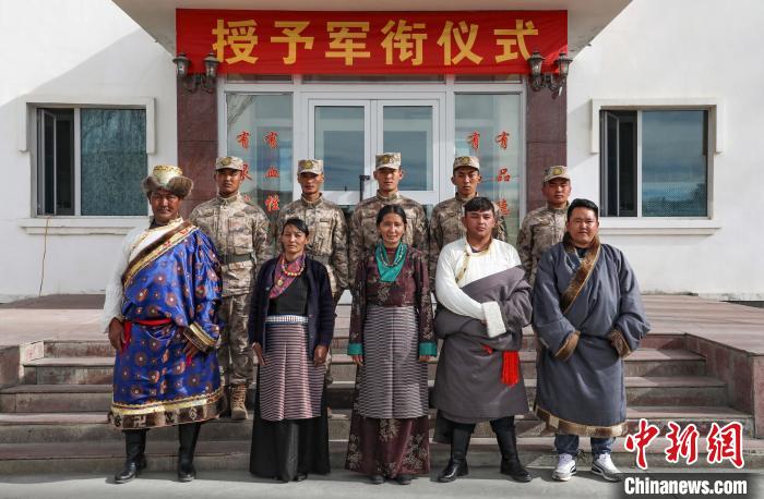 圖為列兵代表與親人合影留念?！詵| 攝