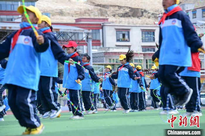 圖為學(xué)生正在練習(xí)跳繩?！∝暩聛?lái)松 攝