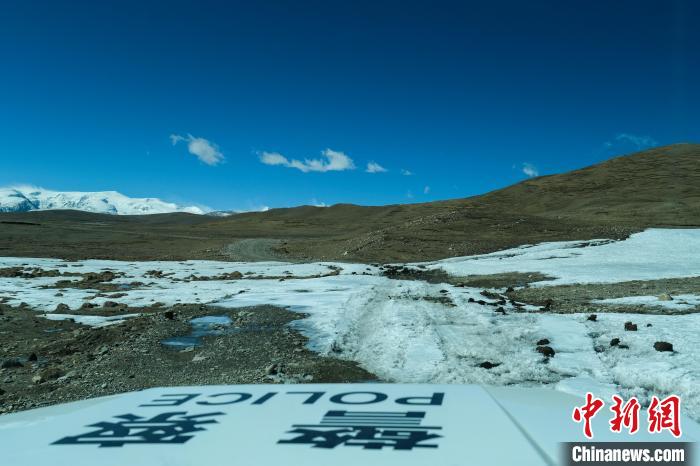 4月5日，普瑪江塘邊境派出所巡邏車通過(guò)冰河路段。　江飛波 攝