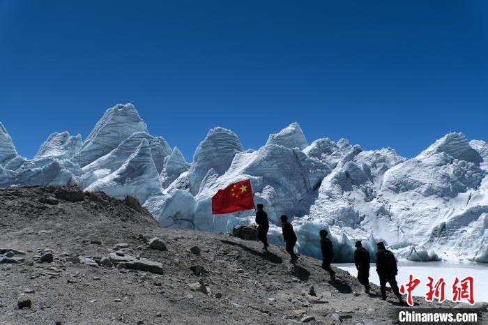 4月5日，普瑪江塘邊境派出所民輔警巡邏至四零冰川附近。　江飛波 攝
