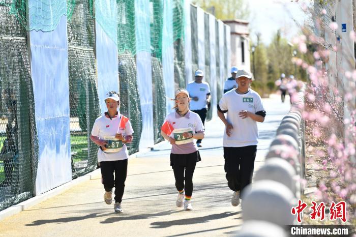 圖為5公里歡樂跑現(xiàn)場?！∝暩聛硭?攝