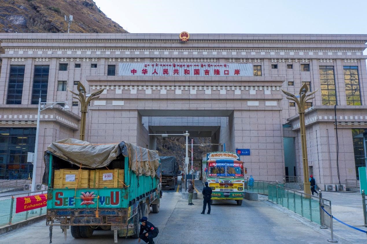 吉隆口岸移民管理警察正在檢查出入境車輛。人民網(wǎng)記者 唐宋攝