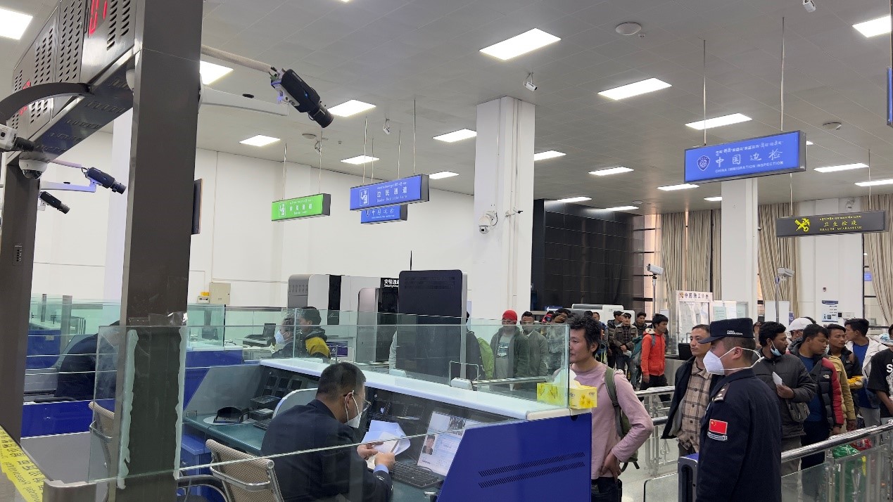 吉隆口岸移民管理警察正在查驗(yàn)護(hù)照。人民網(wǎng)記者 唐宋攝