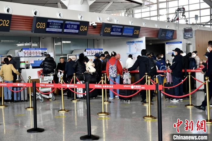 圖為旅客辦理登機手續(xù)。　周航 攝