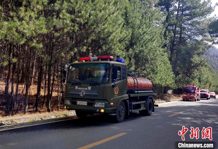 林芝市森林消防支隊米林中隊在米林縣一帶開展灑水增濕作業(yè)?！≮w健宇 攝