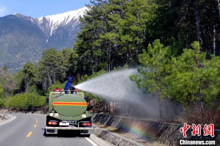 林芝市森林消防支隊米林中隊在米林縣一帶開展灑水增濕作業(yè)。　趙健宇 攝