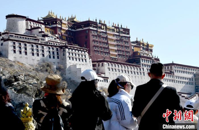 4月17日，游客在拉薩布達(dá)拉宮觀景臺(tái)拍照留念?！±盍?攝