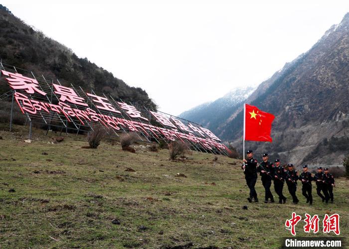 山南邊境管理支隊(duì)玉麥邊境派出所民警在轄區(qū)開(kāi)展巡邏。　鄭琦山 攝