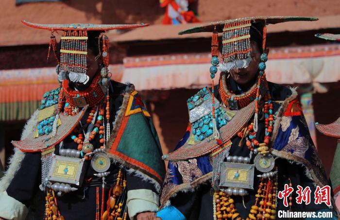 圖為參展攝影師拍攝的西藏阿里普蘭飛天服飾?！≈鬓k方 供圖