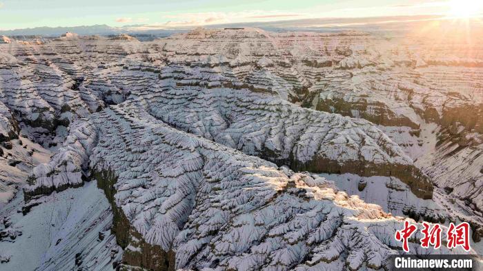 圖為參展攝影師拍攝的西藏阿里札達土林雪后風(fēng)光?！≈鬓k方 供圖