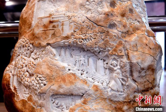 圖為5月16日，展覽中的漢白玉雕作品《猴子變?nèi)恕??！±盍?攝