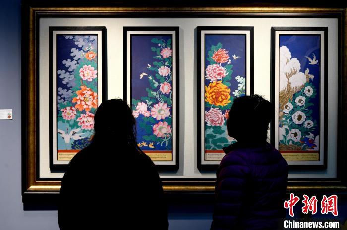 圖為5月16日，觀眾正在欣賞展覽中的新創(chuàng)唐卡作品?！±盍?攝