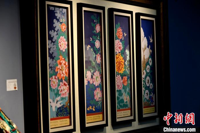 圖為5月16日，展覽中新創(chuàng)唐卡作品《四季花》。　李林 攝