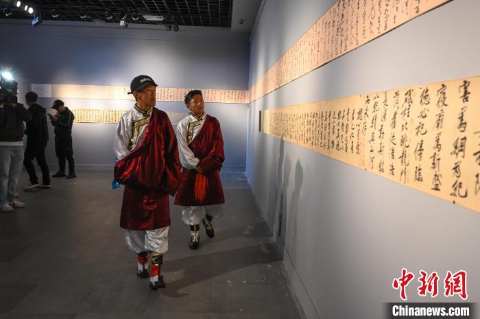 圖為學(xué)生參觀黃庭堅書法文獻(xiàn)展?！≮w朗 攝