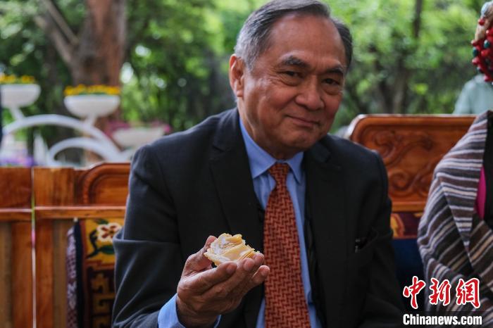 菲律賓駐華大使吉米·阿德里亞諾·弗洛克魯茲品嘗卡塞?！〗w波 攝