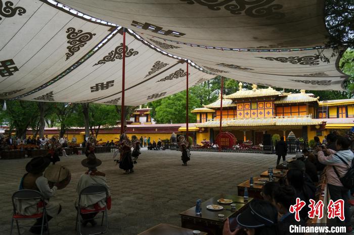 圖為當(dāng)日拉薩羅布林卡?！〗w波 攝