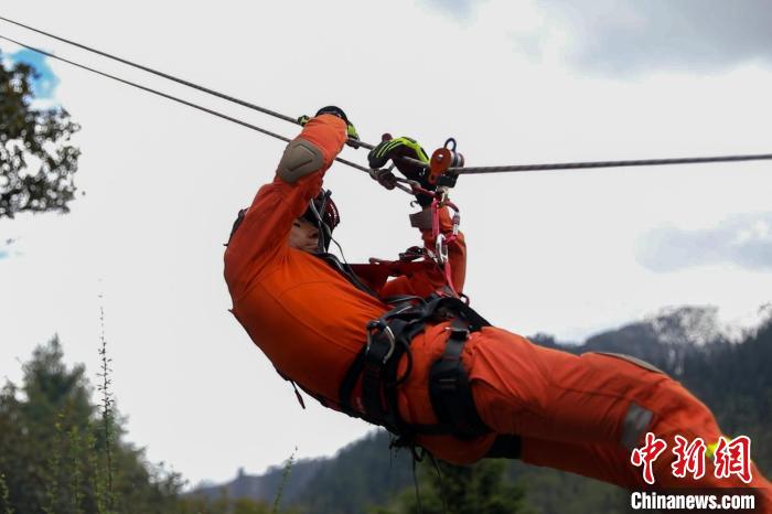 圖為消防員開展斜向救援訓練?！抢倮?攝