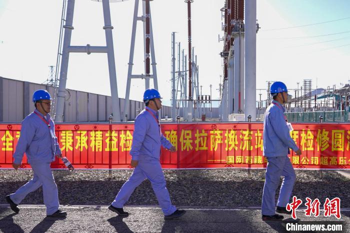 圖為檢修現(xiàn)場(chǎng)。　國(guó)網(wǎng)西藏電力有限公司 供圖