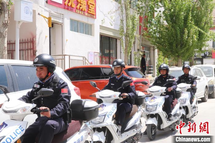 民警騎著電瓶車在轄區(qū)巡邏走訪?！↑S創(chuàng)偉 攝