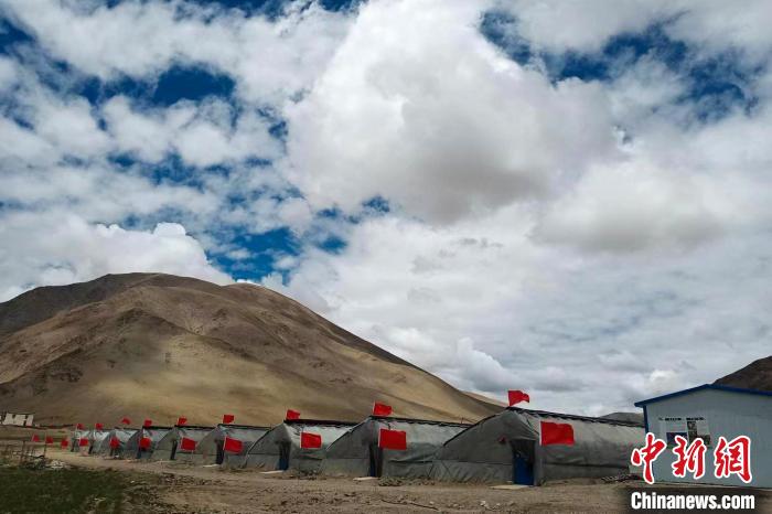 圖為西藏康馬縣的高原溫室大棚?！⒔ㄜ?攝