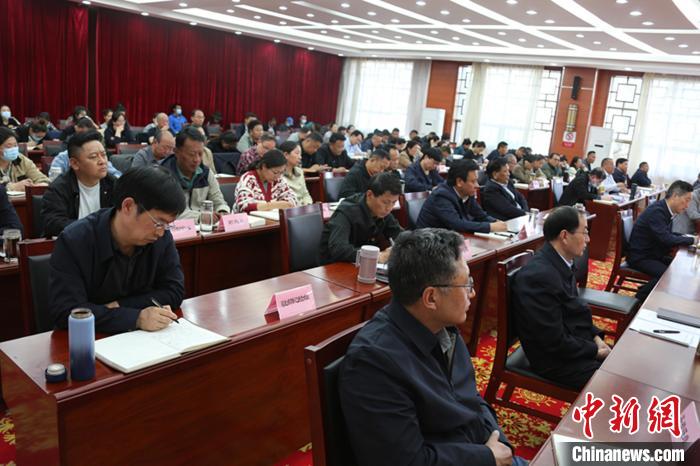 圖為專題黨課現(xiàn)場?！∝暽＠?攝