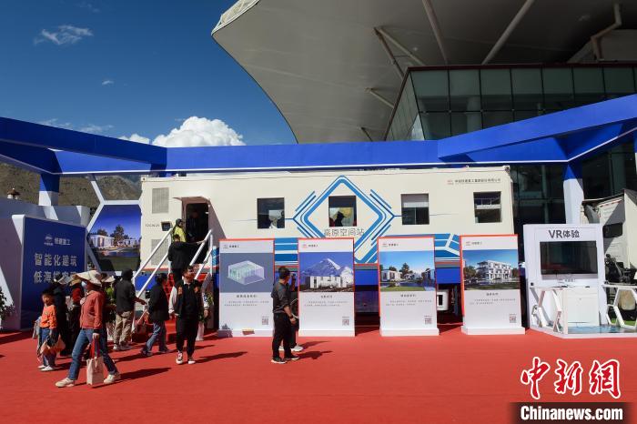 展覽現(xiàn)場，觀眾體驗(yàn)裝配式增壓增氧建筑?！~ 攝