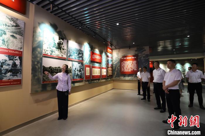 圖為西藏航空一行在臨沂市孟良崮戰(zhàn)役紀(jì)念館開展主題教育活動?！〗?攝