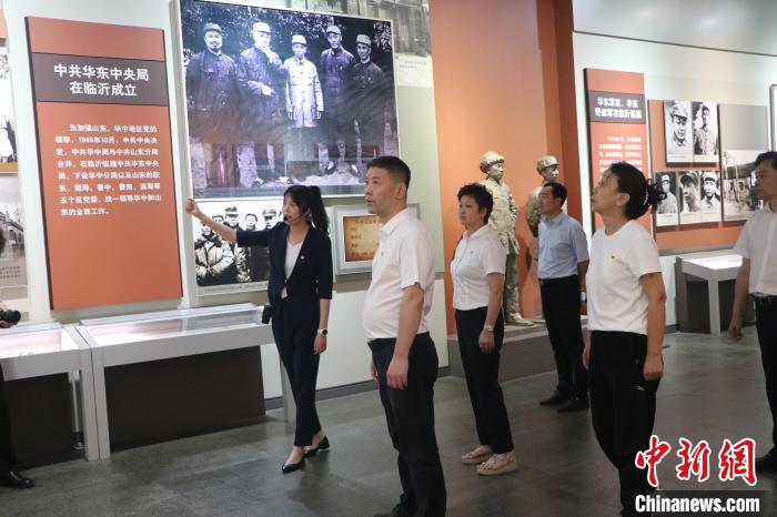 圖為西藏航空一行在臨沂市沂蒙革命紀(jì)念館開展主題教育活動?！〗?攝