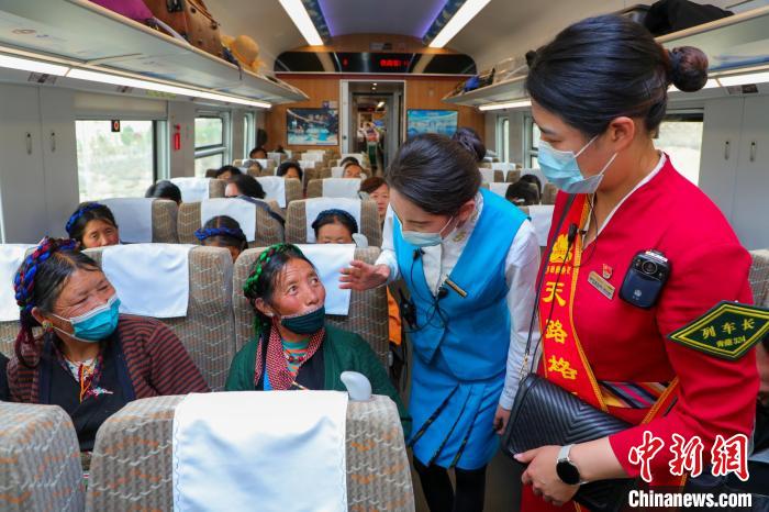 農牧民乘坐高原復興號動車組出行?！≈軔傁?攝