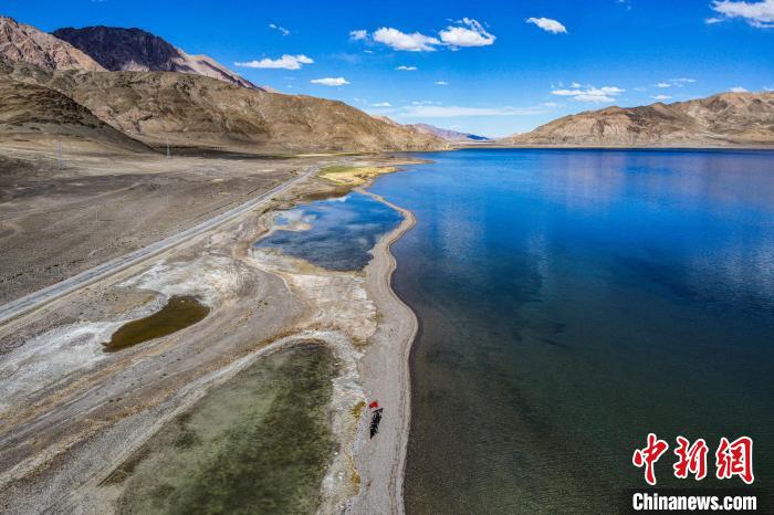 班公湖又稱措木昂拉仁波，藏語意為“長脖子天鵝”?！↓埿▲P 攝
