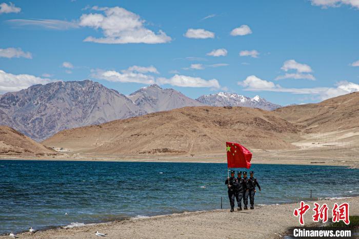班公湖邊境派出所民警巡邏在班公湖畔?！↓埿▲P 攝