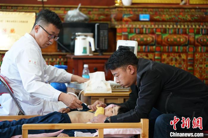 6月27日，西藏康馬縣雙語幼兒園的孩子參加先心病篩查。　蘇丹 攝