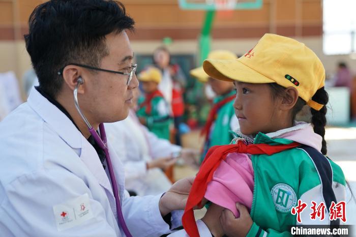 6月27日，西藏康馬縣南尼鄉(xiāng)中心小學(xué)的孩子參加先心病篩查。　蘇丹 攝