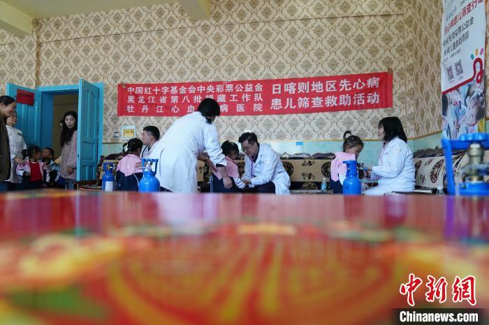 6月27日，西藏康馬縣雙語幼兒園的孩子參加先心病篩查。　蘇丹 攝