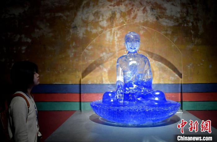 圖為觀眾正在欣賞展覽中的雕塑作品。　李林 攝