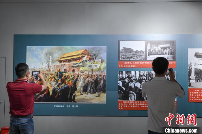 圖為市民參觀《曙光·偉業(yè)——五四運動與中國共產(chǎn)黨的成立》“七一”特展?！∝暩聛硭?攝