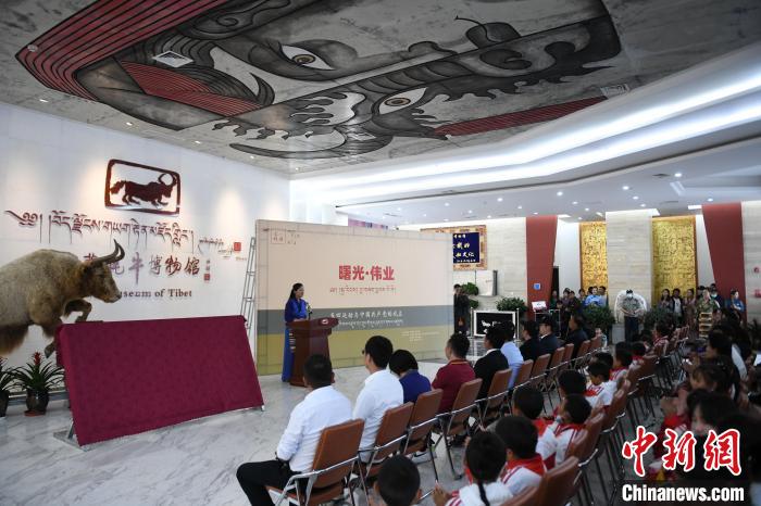 圖為《曙光·偉業(yè)——五四運動與中國共產(chǎn)黨的成立》“七一”特展開幕儀式現(xiàn)場?！∝暩聛硭?攝