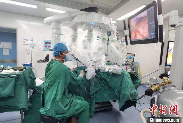 圖為援藏主任郝一昌協(xié)助進(jìn)行達(dá)芬奇機(jī)器人手術(shù)?！∥鞑刈灾螀^(qū)人民醫(yī)院供圖