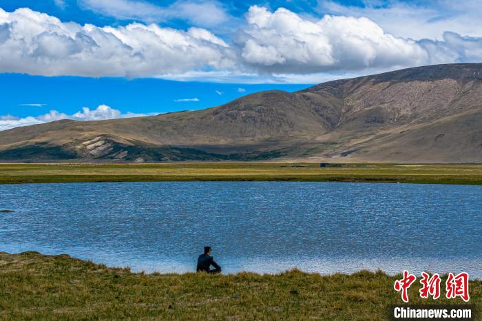 資料圖為執(zhí)勤民警何宗源在公珠湖畔濕地留影?！↓埿▲P 攝