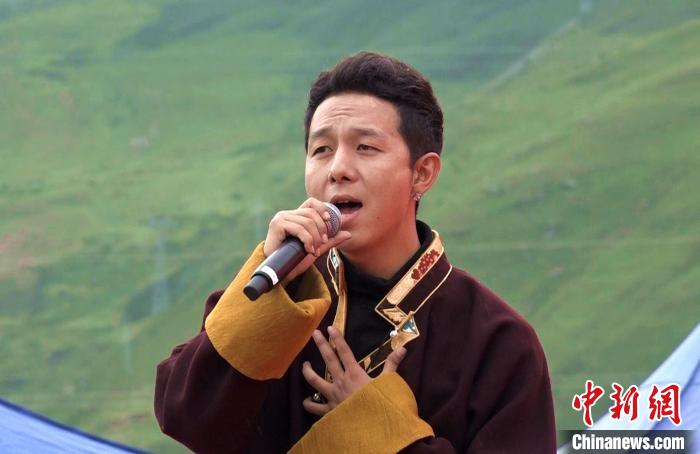 圖為藝人為開幕式獻唱。　貢桑拉姆 攝